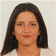 Profesora imparte clases de todas las materias excepto física y química